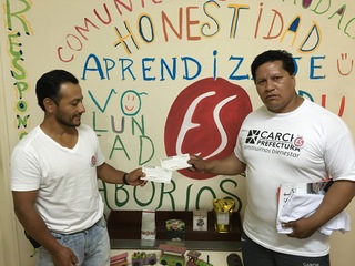 De izquierda a derecha Fausto Quendí, productor de Maldonado, junto al Ing. Eligio Bastidas, técnico del café de la Prefectura con los cheques otorgados por las empresas