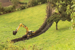Excavación de la zanja del Sistema de Riego Pioter